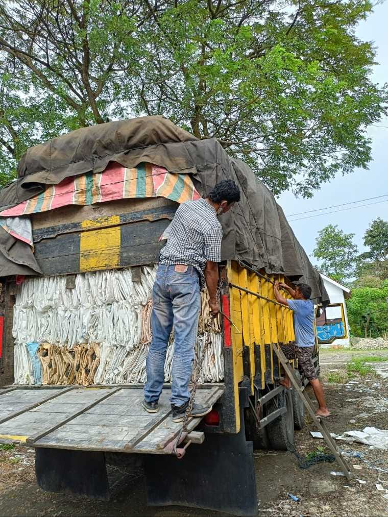 Mengemas batu bara dengan jumbo bag metode manual