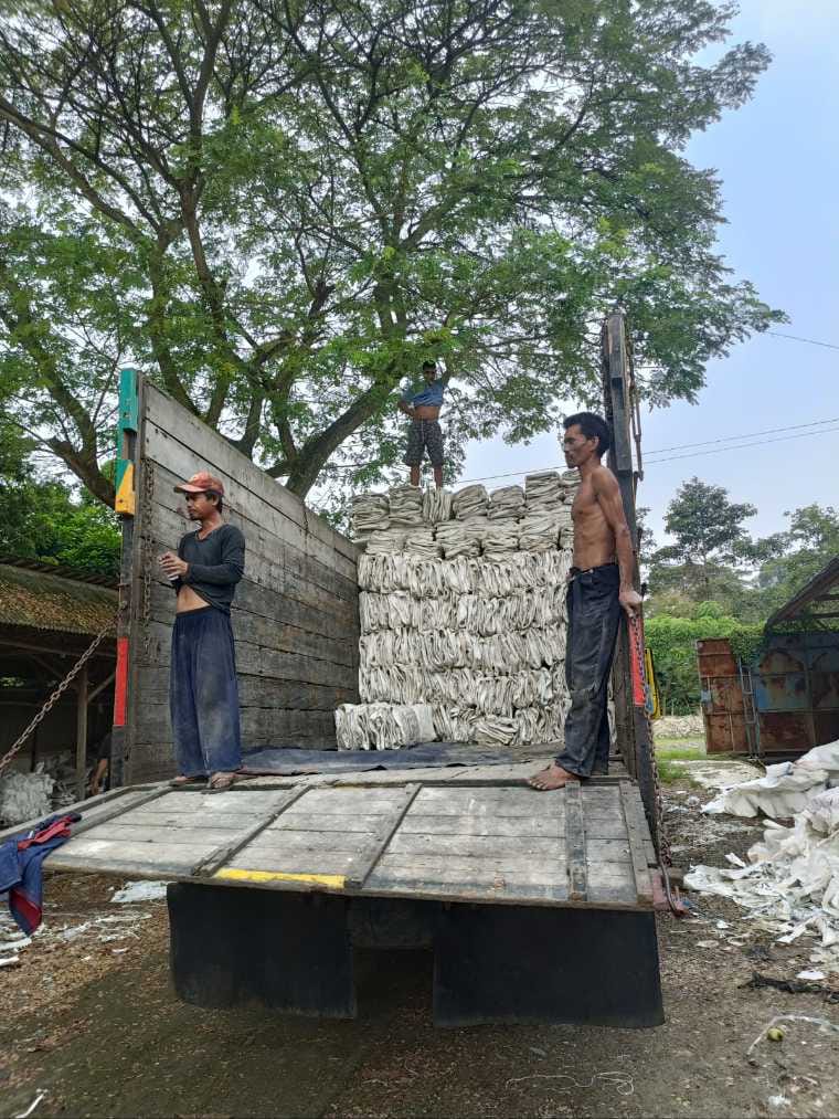 Aplikasi jumbo bag dengan metode manual